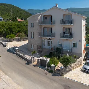  Nyaraló Kuca Orhidea
